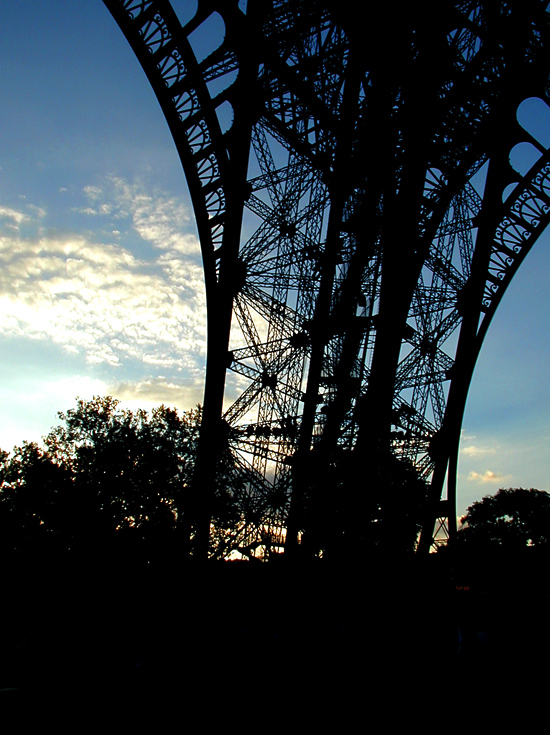 Abstract Eiffel | Olympus D490Z/5.6mm (~36mm 35mm equiv) | 1/400s | f5.6 | ISO100 | handheld