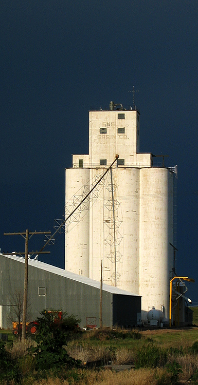 Kansas Grain Elevator|| Canon Powershot S45/21.3mm (~106mm 35mm equiv) | 1/1000s | f5.6 | ISO100? |handheld