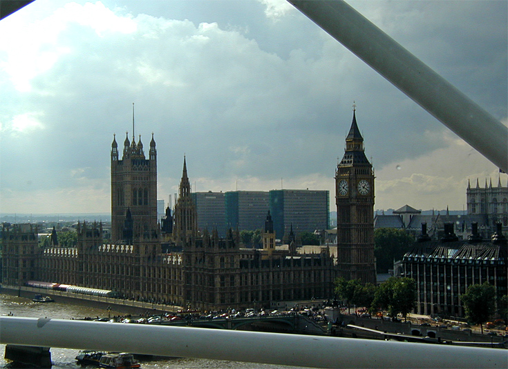 Big Ben from the Eye || Olympus D490Z/10.9mm(71mm 35mm equiv)| 1/400s | f7.8 | ISO100 |handheld