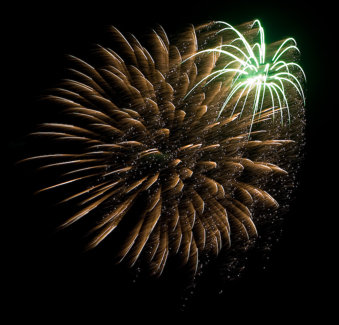 Lindsborg Fireworks  || Canon350d/EF28-105/F3.5-4.5@43 | 6s | f8 |  IS100 | tripod
