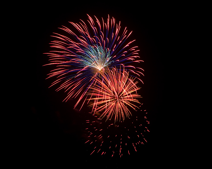 Kanopolis Fireworks || Canon350d/EF28-105/F3.5-4.5@105 | 8s | f8 | ISO100 | tripod