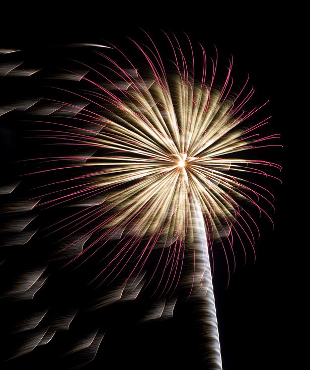 Lindsborg Fireworks || Canon350d/EF28-105/F3.5-4.5@55 | 6.0s | f8 | ISO100 | tripod