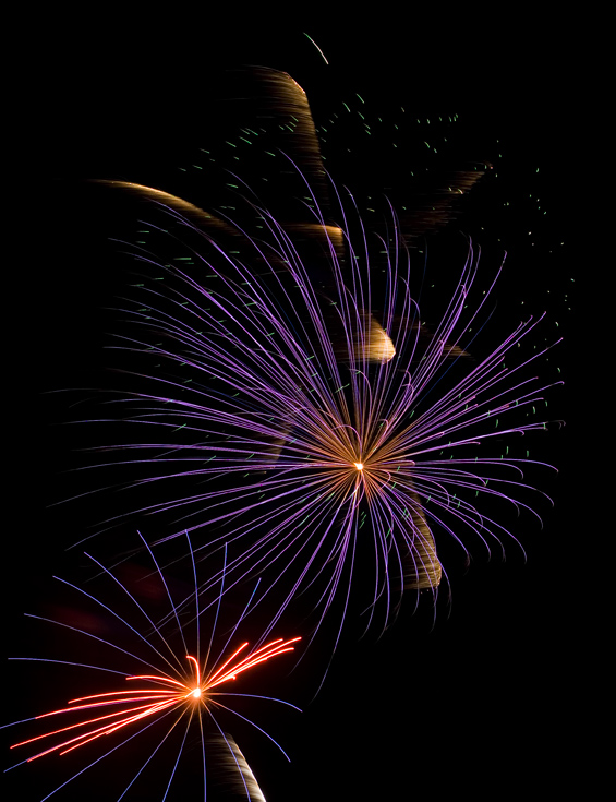 Lindsborg Fireworks II || Canon350d/EF28-105/F3.5-4.5@55 | 2.0s | f8 | ISO100 | tripod