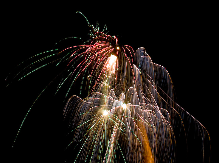Beautiful Fireworks || Canon40d/EF28-105/F3.5-4.5@28 | 4s | f10 |  IS100 | tripod