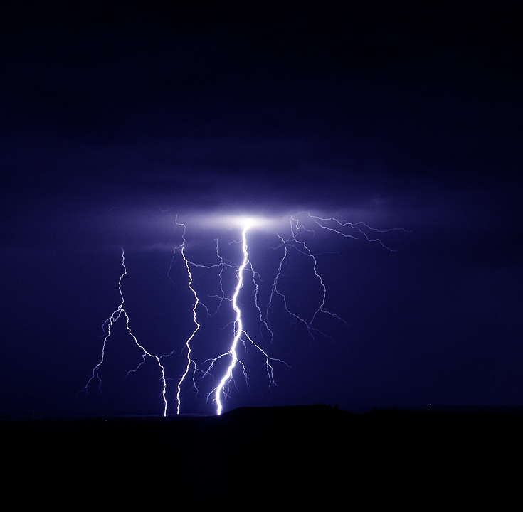 May Lightning || Canon350d/EF17-40/F4L@25 | 18s | f8 | ISO100 | tripod
