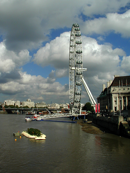 The London Eye || Olympus D490Z/5.6mm(39mm 35mm equiv)| 1/1000s | f5.6 | ISO100 |handheld