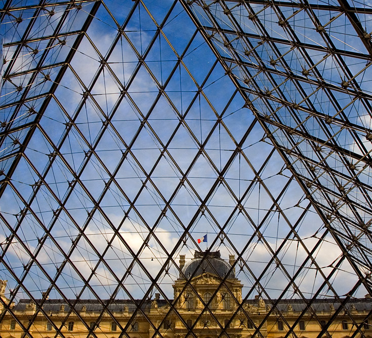 Louvre Pyramid View || Canon350d/EF17-55/F2.8EFS@17 | 1/320s | f8 |  IS200 | handheld