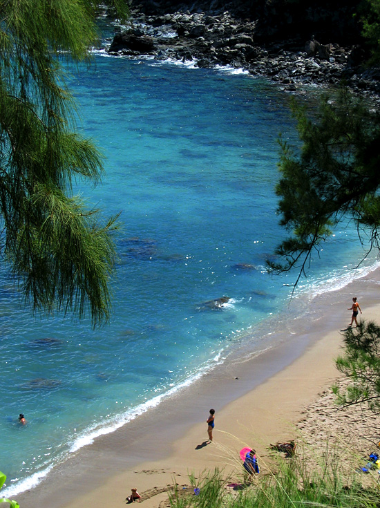 Maui Beach | Canon Powershot S45/17.5mm (~87mm 35mm equiv) | 1/640s | f4.5 | ISO100? | handheld