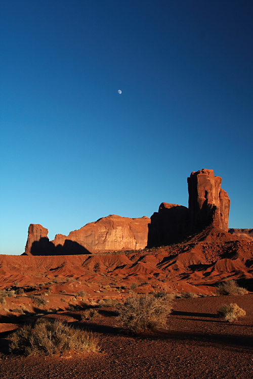 Monument Valley, Late Afternoon|| Canon350d/EF17-40/F4L@28| 1/200s | f10 | ISO200 |handheld