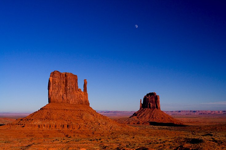 Moon Over Monument Valley II || Canon350d/EF17-40/F4L@34| 1/400s | f10 | ISO200 |handheld