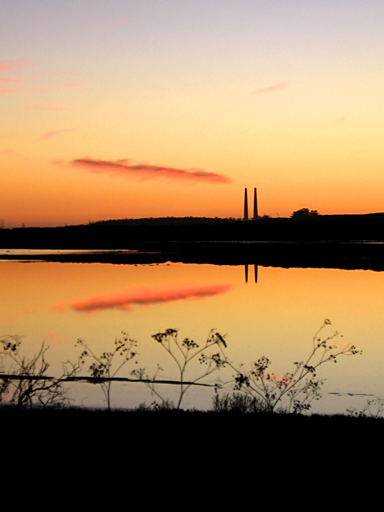 Moss Landing Sunset|| Canon A520/18.7mm (~36mm 110mm equiv) | 1/30s | f5 | ISOunk |handheld