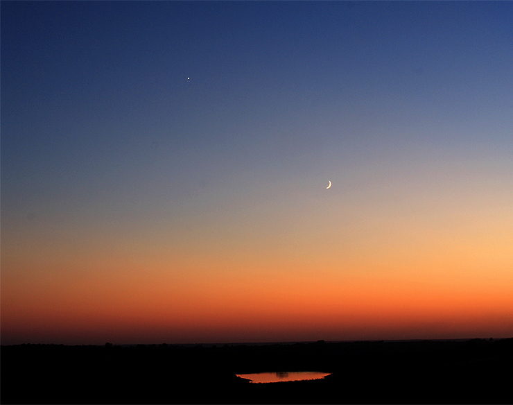 Pond, Moon and Venus || Canon350d/EF17-40/F4L@28 | 2.5s | f18 | ISO100 |tripod