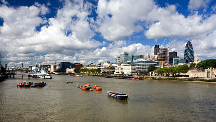 Thames from the Tower Bridge || Canon350d/EF17-55/F2.8EFS@31 | 1/500s | f6.3 |  IS200 | handheld
