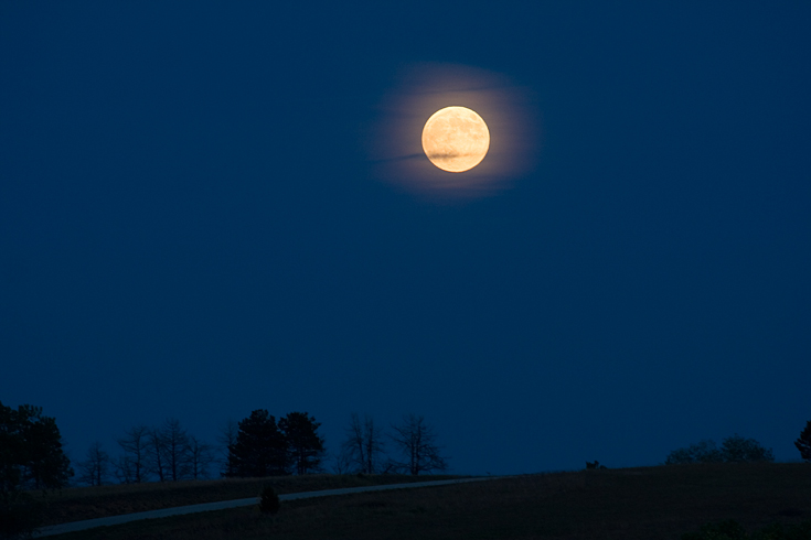 Twilight Harvest Moon || Canon350d/EF70-200/F4L@188 | 1/20s | f5.6 | ISO200 | tripod