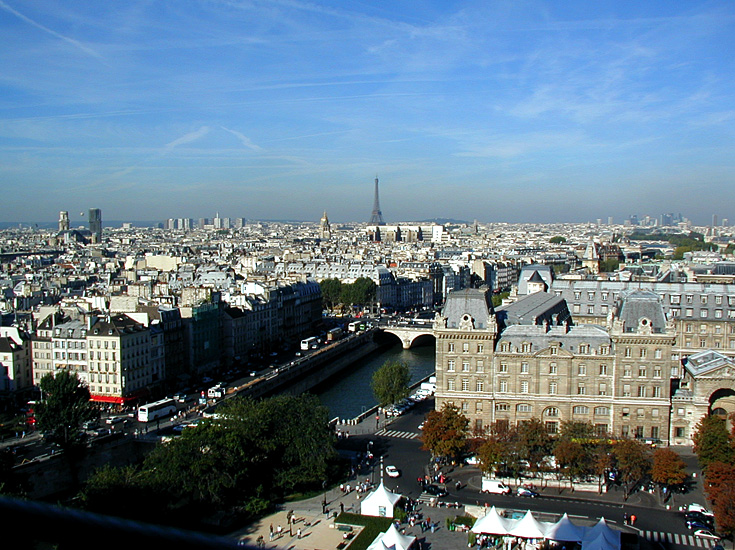 View from Notre Dame | Olympus D490Z/5.6mm (~36mm 35mm equiv) | 1/640s | f5.6 | ISO100 | handheld
